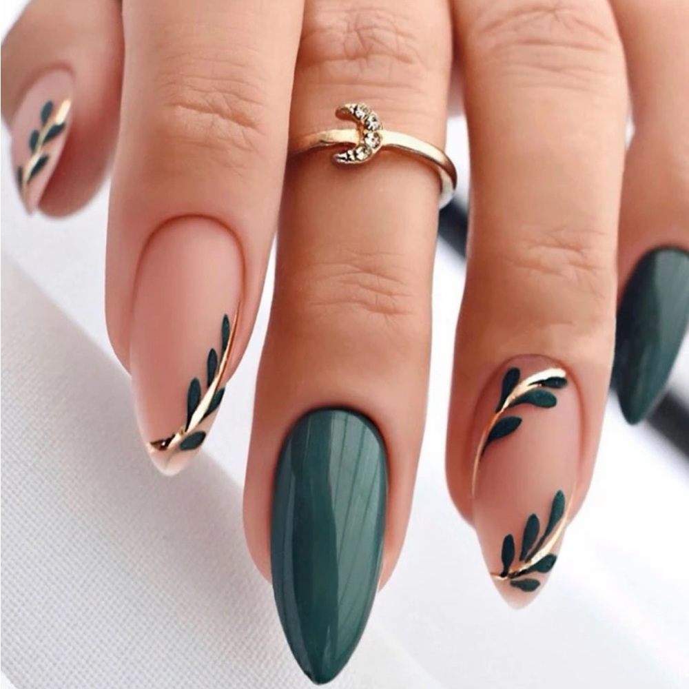 COPY - Green & Gold Press On Nails 💅🏼 ✨🖤